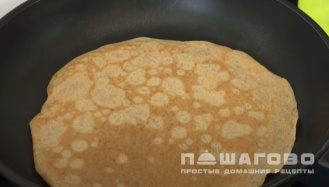 Фото приготовления рецепта: Слоеный печеночный торт с морковью и луком - шаг 4