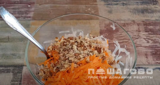 Фото приготовления рецепта: Салат из топинамбура с морковью и яблоком - шаг 3