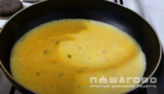 Фото приготовления рецепта: Рулет из омлета с начинкой - шаг 4