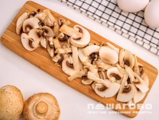 Фото приготовления рецепта: Омлет с грибами и сливками - шаг 2