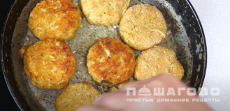 Фото приготовления рецепта: Капустные котлеты в панировочных сухарях - шаг 9