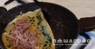 Фото приготовления рецепта: Омлет с ветчиной и сыром - шаг 8