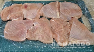 Фото приготовления рецепта: Мясо по-французски с картофелем и грибами - шаг 2