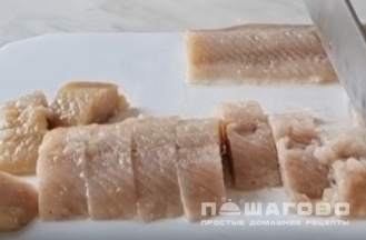 Фото приготовления рецепта: Канапе с селедкой и огурцом на шпажках - шаг 1