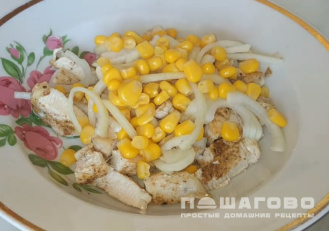 Фото приготовления рецепта: Салат с кукурузой и корейской морковью - шаг 3