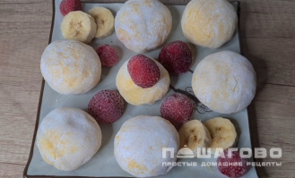 Фото приготовления рецепта: Пирожное Моти с маскарпоне с фруктами - шаг 4