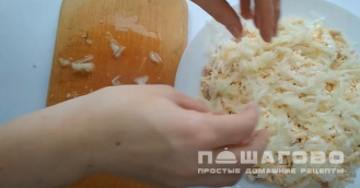 Фото приготовления рецепта: Салат "Черепаха" 🐢 с курицей и черносливом - шаг 5