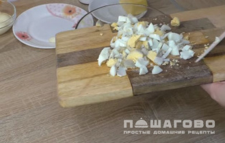 Фото приготовления рецепта: Простой салат из креветок - шаг 2