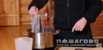 Фото приготовления рецепта: Сбитень с корицей и гвоздикой - шаг 3