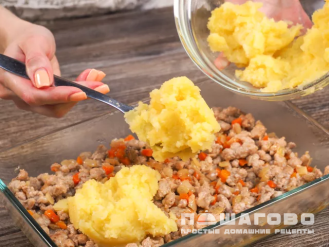 Фото приготовления рецепта: Запеканка с мясом "Пастуший пирог" - шаг 3