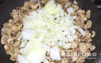 Фото приготовления рецепта: Салат с курицей, грибами и черносливом - шаг 2