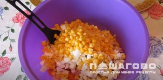 Фото приготовления рецепта: Салат с копченой курицей, морковью по-корейски и кукурузой - шаг 5