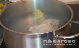 Фото приготовления рецепта: Куриный суп с грибами шампиньонами и зеленью - шаг 1