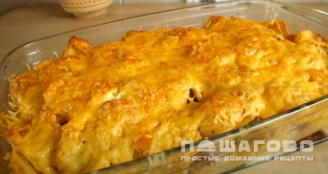 Фото приготовления рецепта: Картофельная запеканка с курицей и сыром - шаг 7