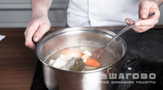 Фото приготовления рецепта: Уха с водкой - шаг 3