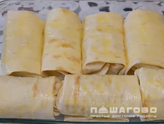 Фото приготовления рецепта: Горячие рулеты из лаваша в духовке - шаг 4