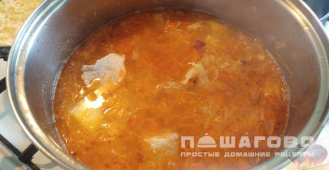 Фото приготовления рецепта: Кислые щи с говядиной и беконом (в духовке) - шаг 14