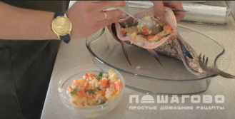 Фото приготовления рецепта: Голец с рисом - шаг 7