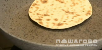 Фото приготовления рецепта: Кесадилья с курицей - шаг 5