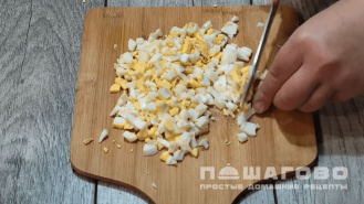 Фото приготовления рецепта: Оливье с горошком - шаг 1