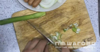Фото приготовления рецепта: Корейские рисовые брусочки токпоки с сосисками, адаптированный рецепт - шаг 7