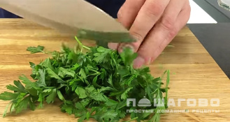 Фото приготовления рецепта: Салат со свининой и огурцами - шаг 12