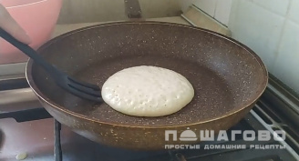 Фото приготовления рецепта: Панкейки на кислом молоке с бананом - шаг 7