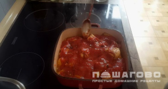 Фото приготовления рецепта: Отварная курица с томатной подливкой «по-армянски» - шаг 7