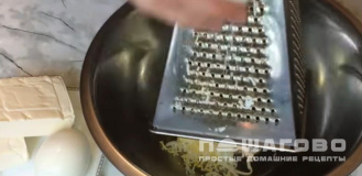 Фото приготовления рецепта: Закуска из крабовых палочек с сыром и зеленью - шаг 2