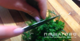 Фото приготовления рецепта: Салат с куриной грудкой авокадо и оливками - шаг 3