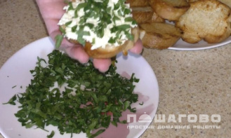 Фото приготовления рецепта: Закусочные бутерброды с сыром и яйцом - шаг 4