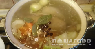 Фото приготовления рецепта: Бульон из домашней курицы - шаг 5