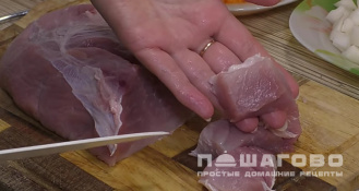 Фото приготовления рецепта: Гуляш из свинины с подливкой на сковороде - шаг 3