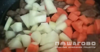 Фото приготовления рецепта: Подлива с мясом и овощами - шаг 3