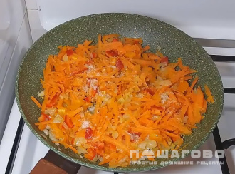 Фото приготовления рецепта: Зеленая чечевица с овощами - шаг 2