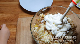 Фото приготовления рецепта: Салат с ананасами, курицей и грецкими орехами - шаг 5
