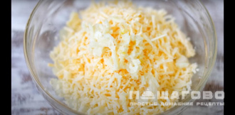 Фото приготовления рецепта: Салат с сыром и ананасами - шаг 3
