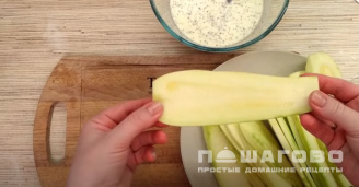 Фото приготовления рецепта: Запеканка из кабачков с фаршем и сметаной - шаг 5