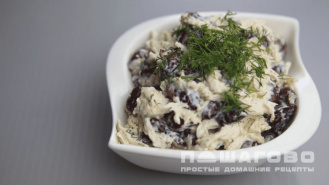 Фото приготовления рецепта: Салат с консервированной фасолью и курицей - шаг 5