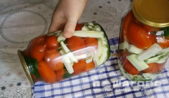 Фото приготовления рецепта: Маринованная закуска из кабачка, помидора и лука - шаг 5