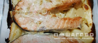 Фото приготовления рецепта: Семга, запеченная с картофелем, под сметанным соусом - шаг 6