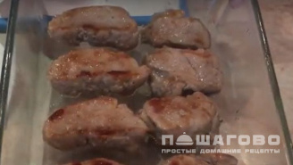 Фото приготовления рецепта: Свиные медальоны с сыром и зеленью - шаг 3