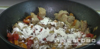 Фото приготовления рецепта: Жаркое со свининой, грибами и овощами - шаг 5