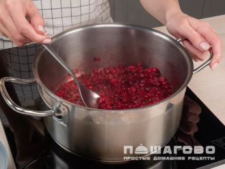 Фото приготовления рецепта: Брусничное варенье - шаг 2