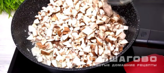 Фото приготовления рецепта: Салат из ананасов с сыром и чесноком - шаг 6