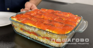 Фото приготовления рецепта: Салат с красной слабосоленой рыбой - шаг 5