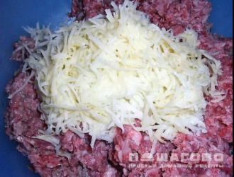 Фото приготовления рецепта: Бюджетные котлеты из фарша и капусты - шаг 1