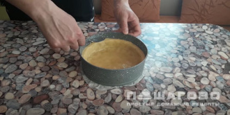 Фото приготовления рецепта: Заливной пирог с клубникой - шаг 12