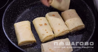 Фото приготовления рецепта: Блины с творогом и сметаной домашние - шаг 12