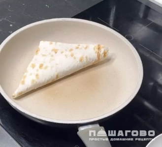 Фото приготовления рецепта: ПП пирожки с курицей и сыром - шаг 4